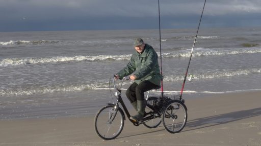 Fahrradangeln im Meer