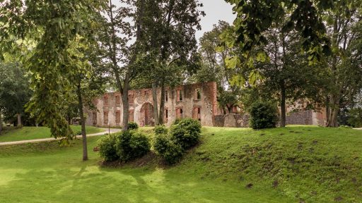 Руины Гробиньского средневекового замка