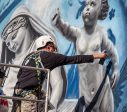 Pasaulinio garso italų menininkas OZMO Liepojoje kuria įspūdingą grafitį